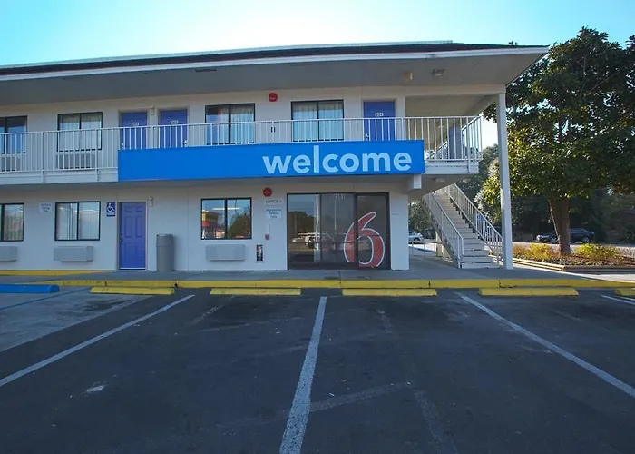 Hotel North Charleston Lodge 2*